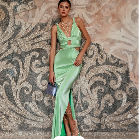 Lady Pipa Plus Size (3XL) Gown - Picture 2 of 4